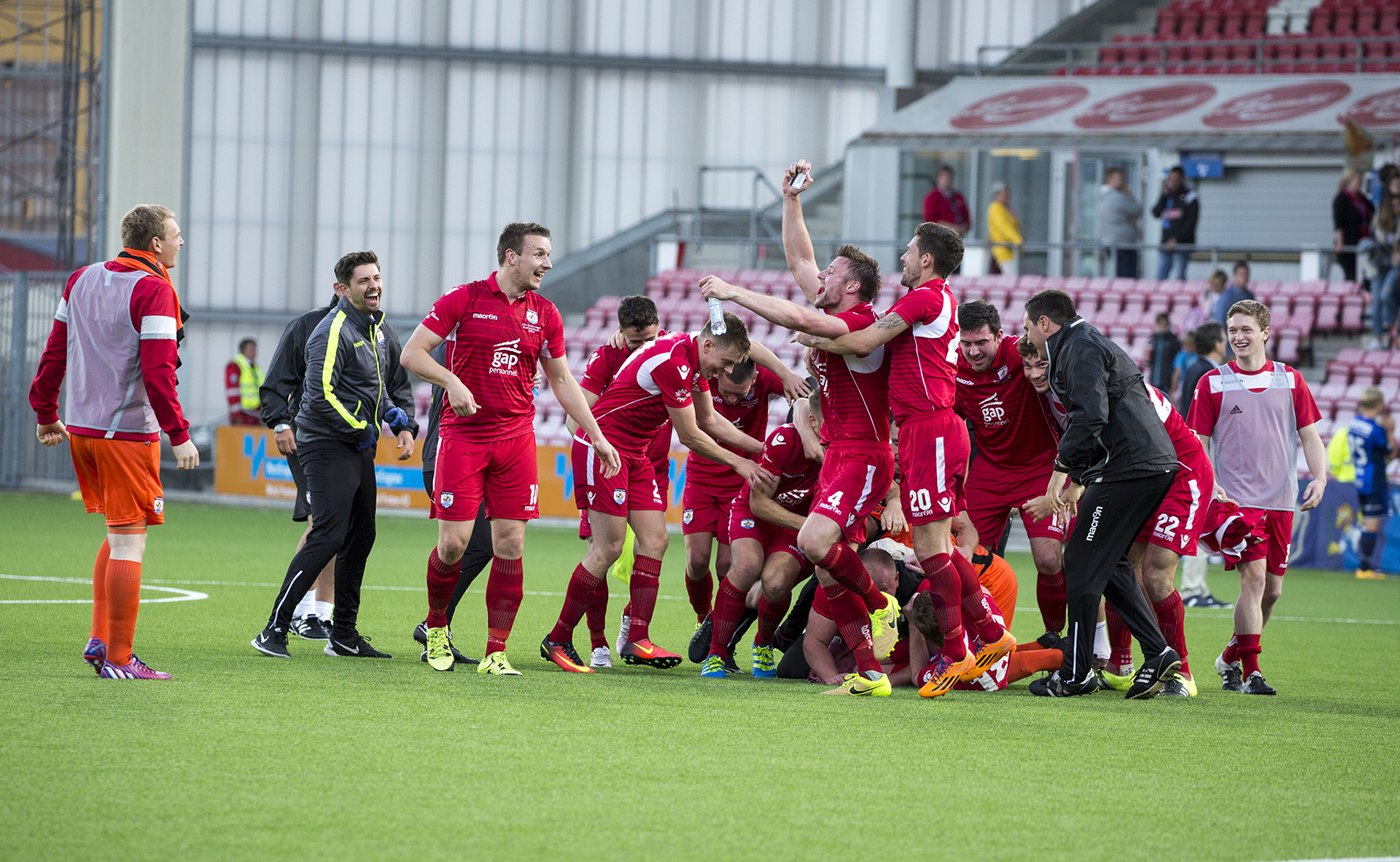 The Nomads players and staff celebrate their monumental victory | © NCM Media