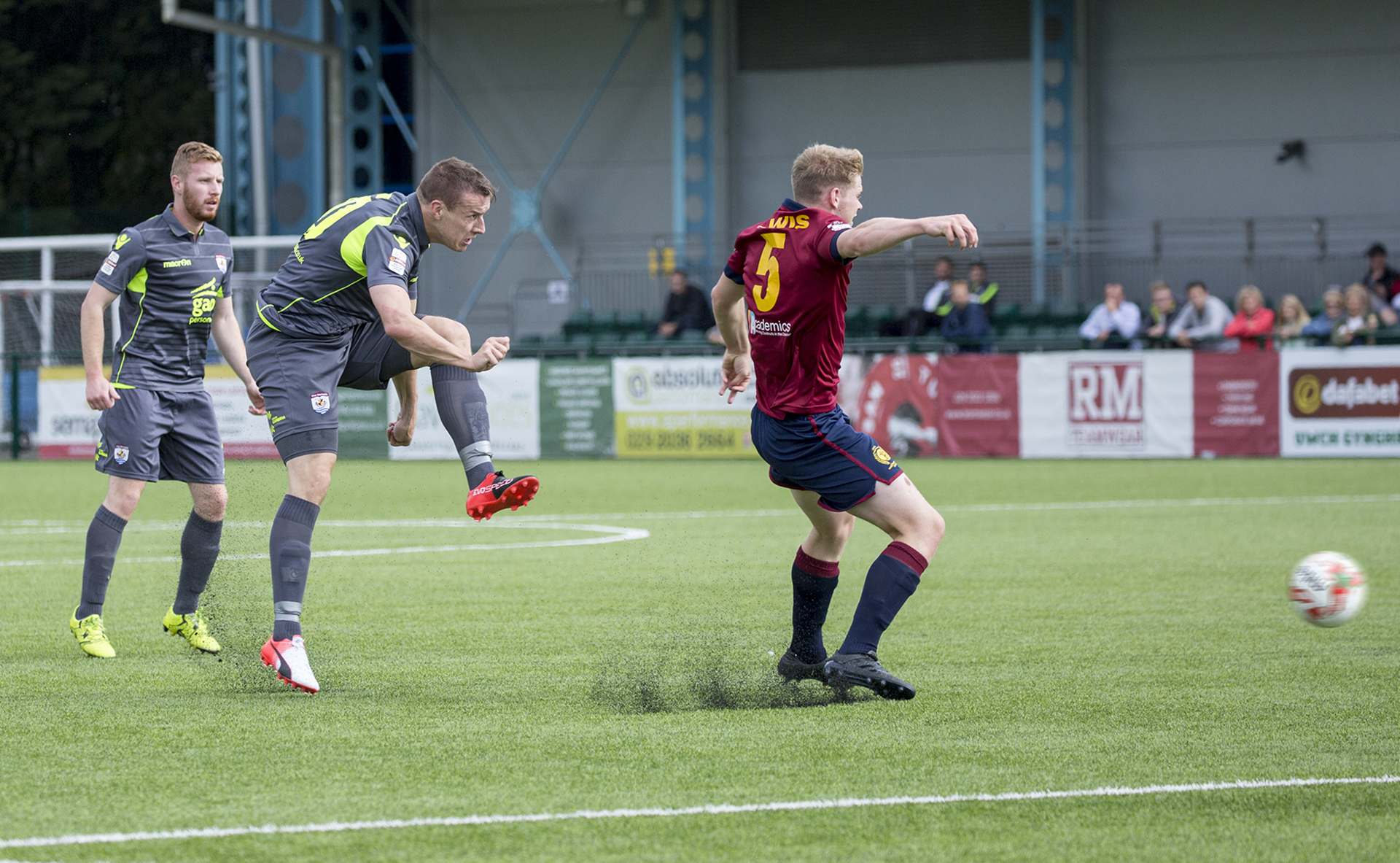 Les Davies strikes for The Nomads