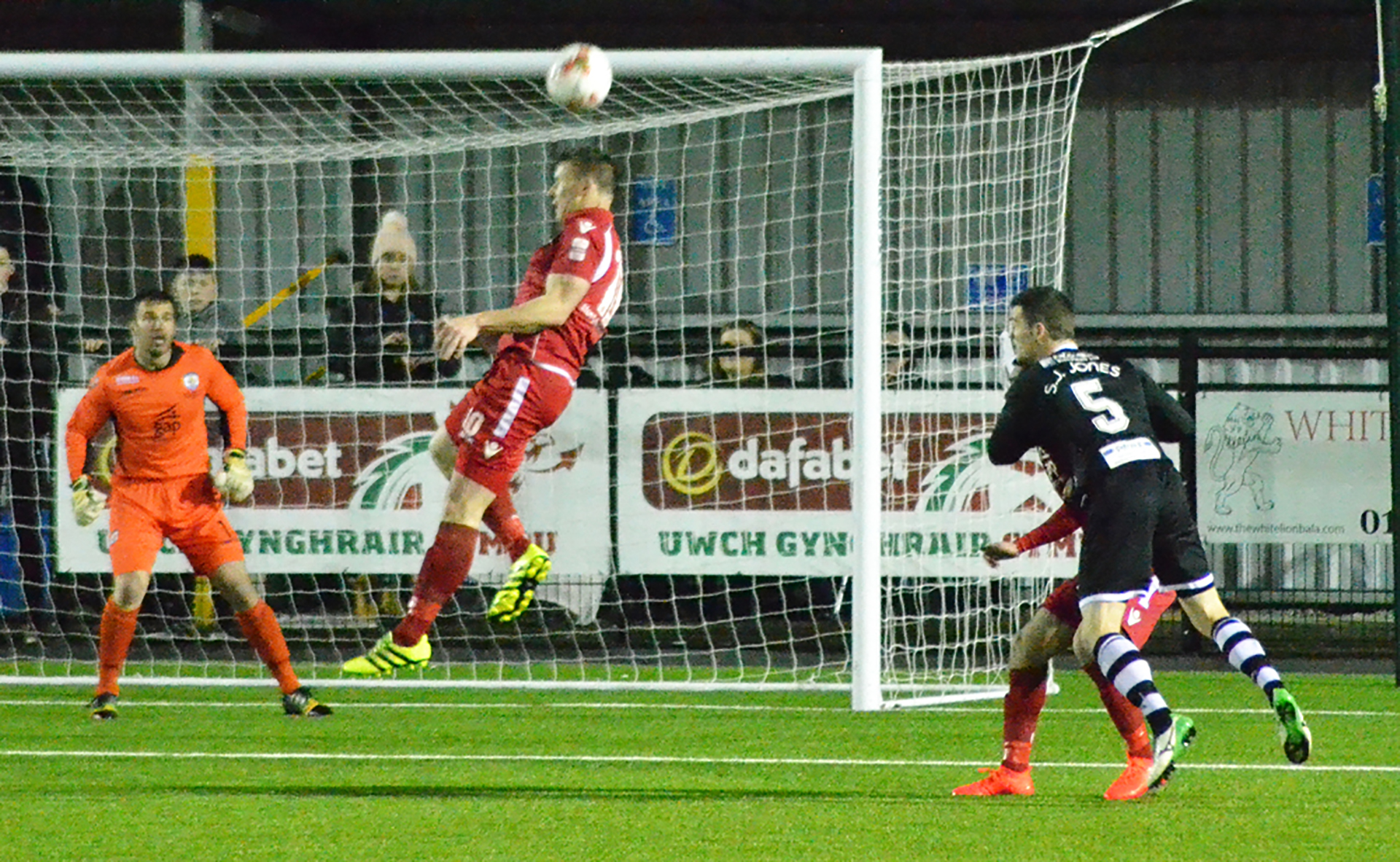 Les Davies rises highest to head clear for The Nomads - Photo courtesy of Bala Town FC