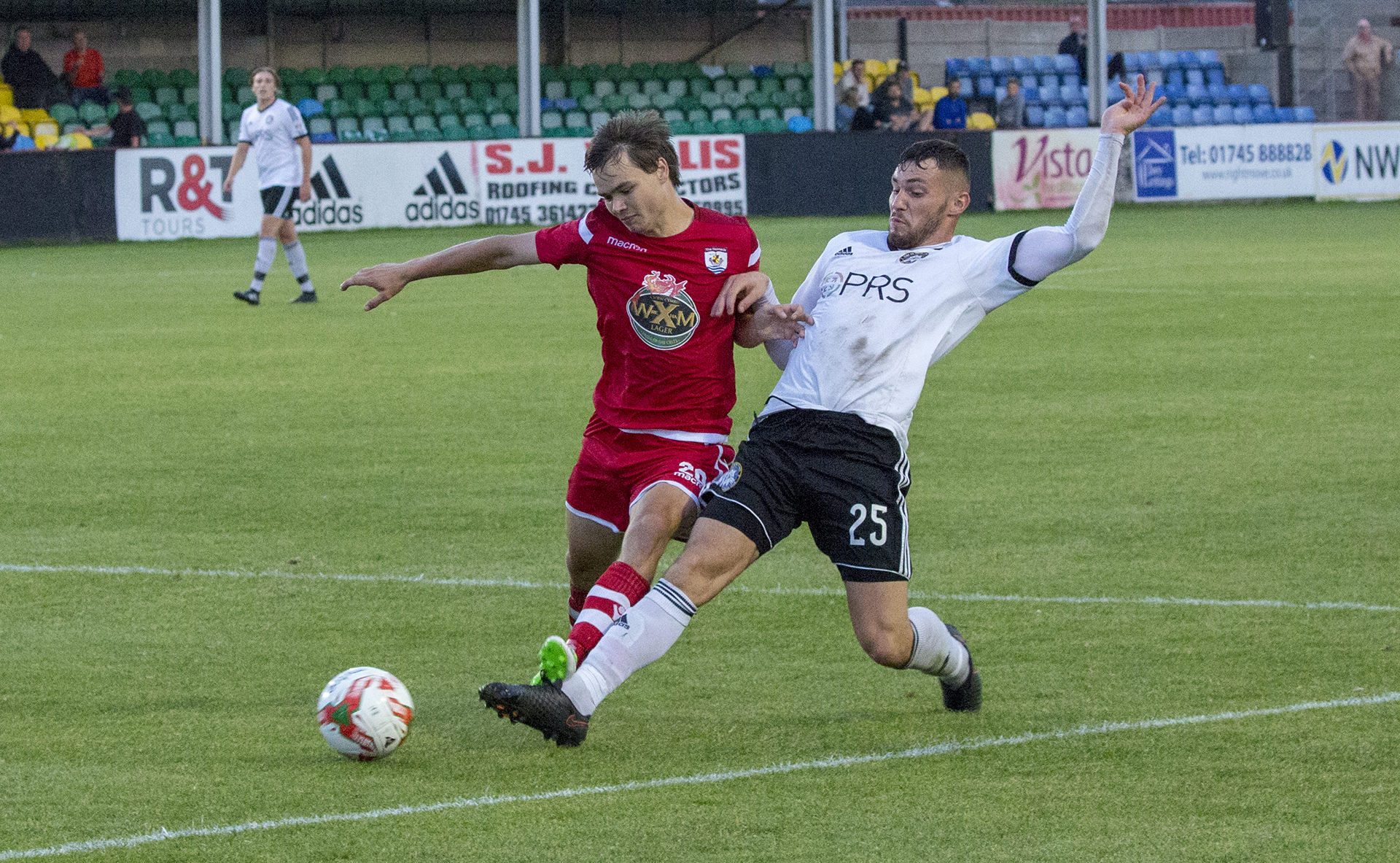 Ex-Nomads, Ben Nash challenges Noah Edwards for the ball © NCM Media