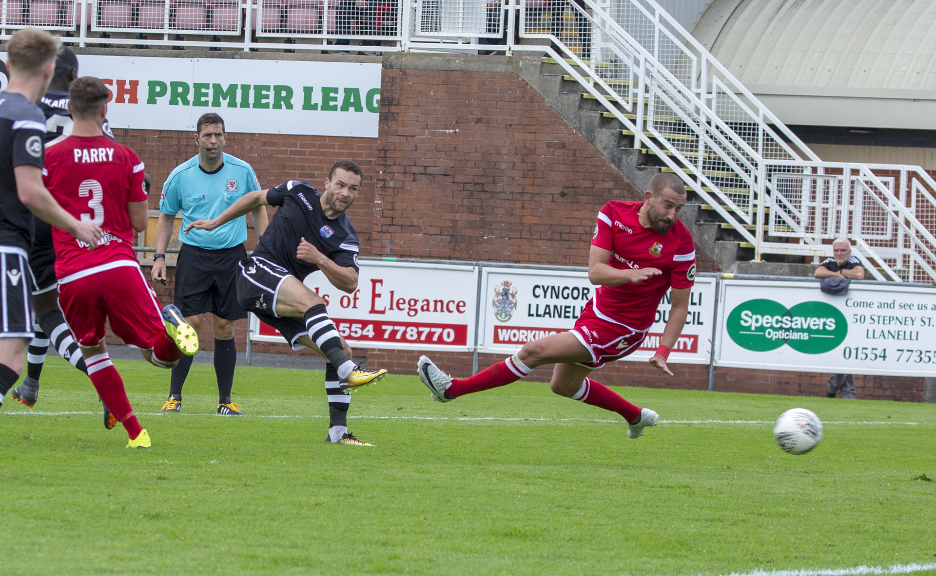 Ryan Wignall gives The Nomads a four goal advantage in the second half © NCM Media