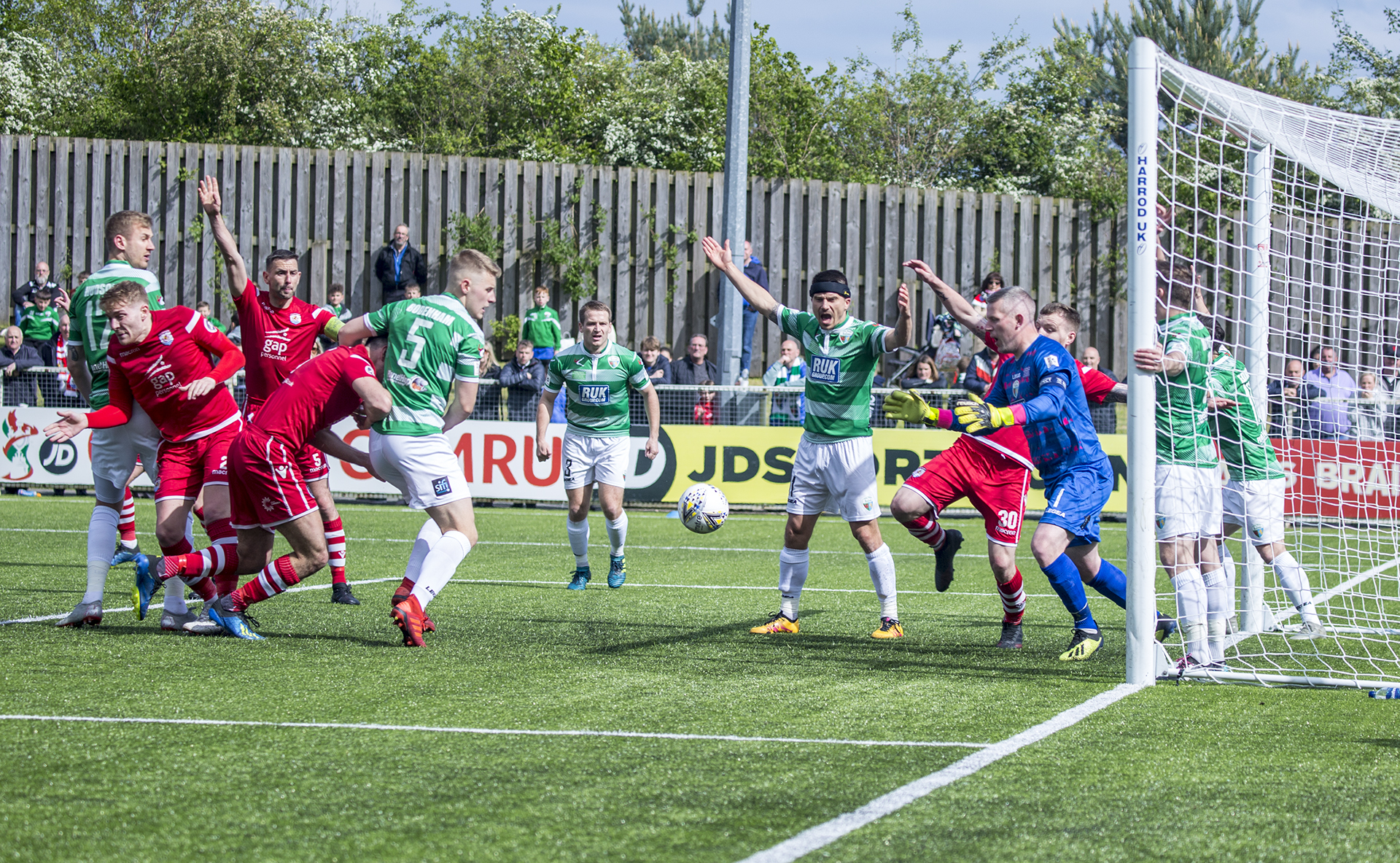 TNS players appeal for a foul | © NCM Media