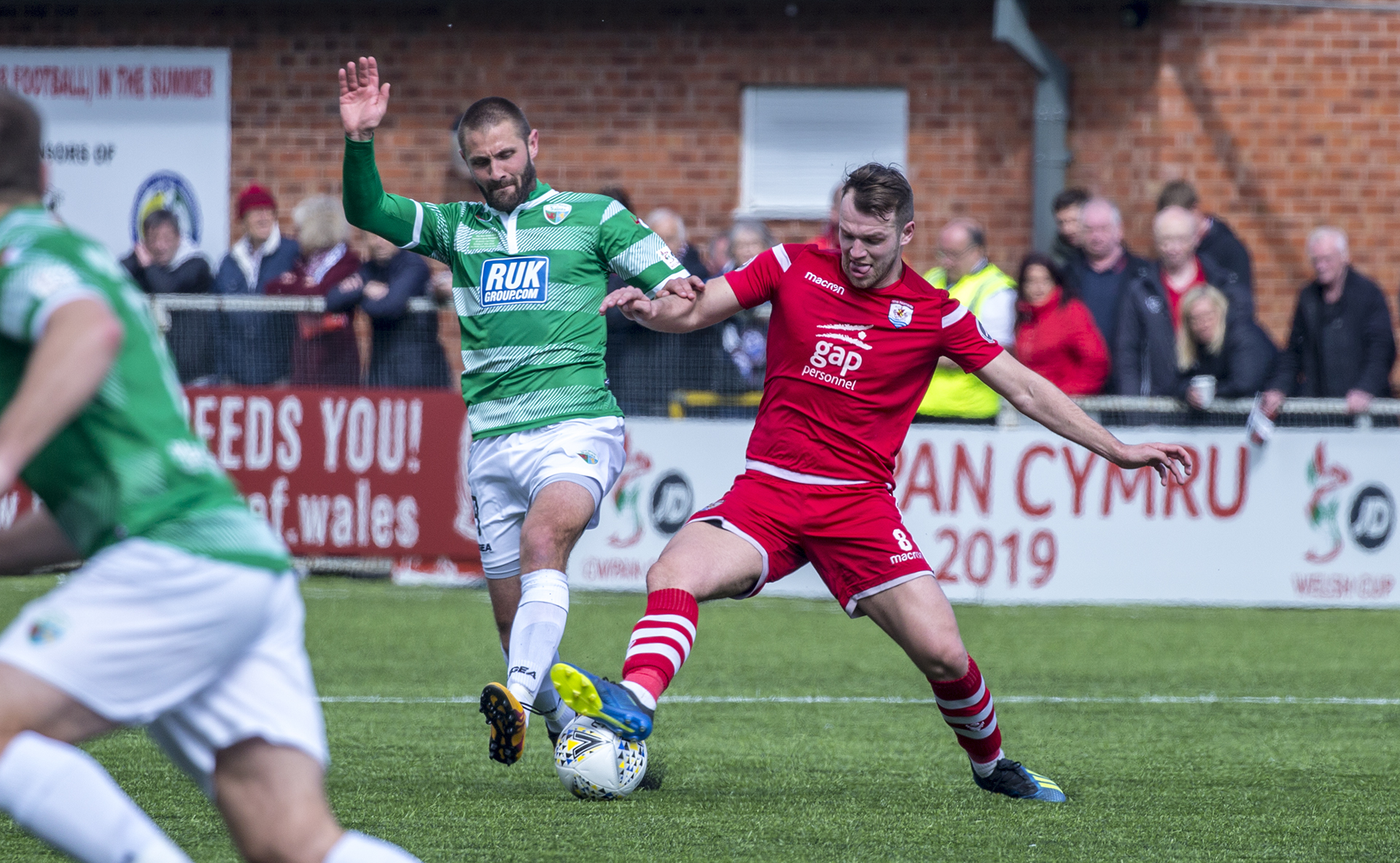 Greg Draper (left) and Callum Morris (right) battle for the ball | © NCM Media