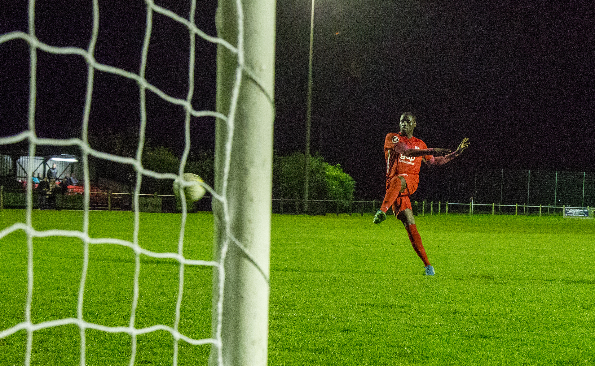 Michael Bakare converts the decisive penalty | © NCM Media