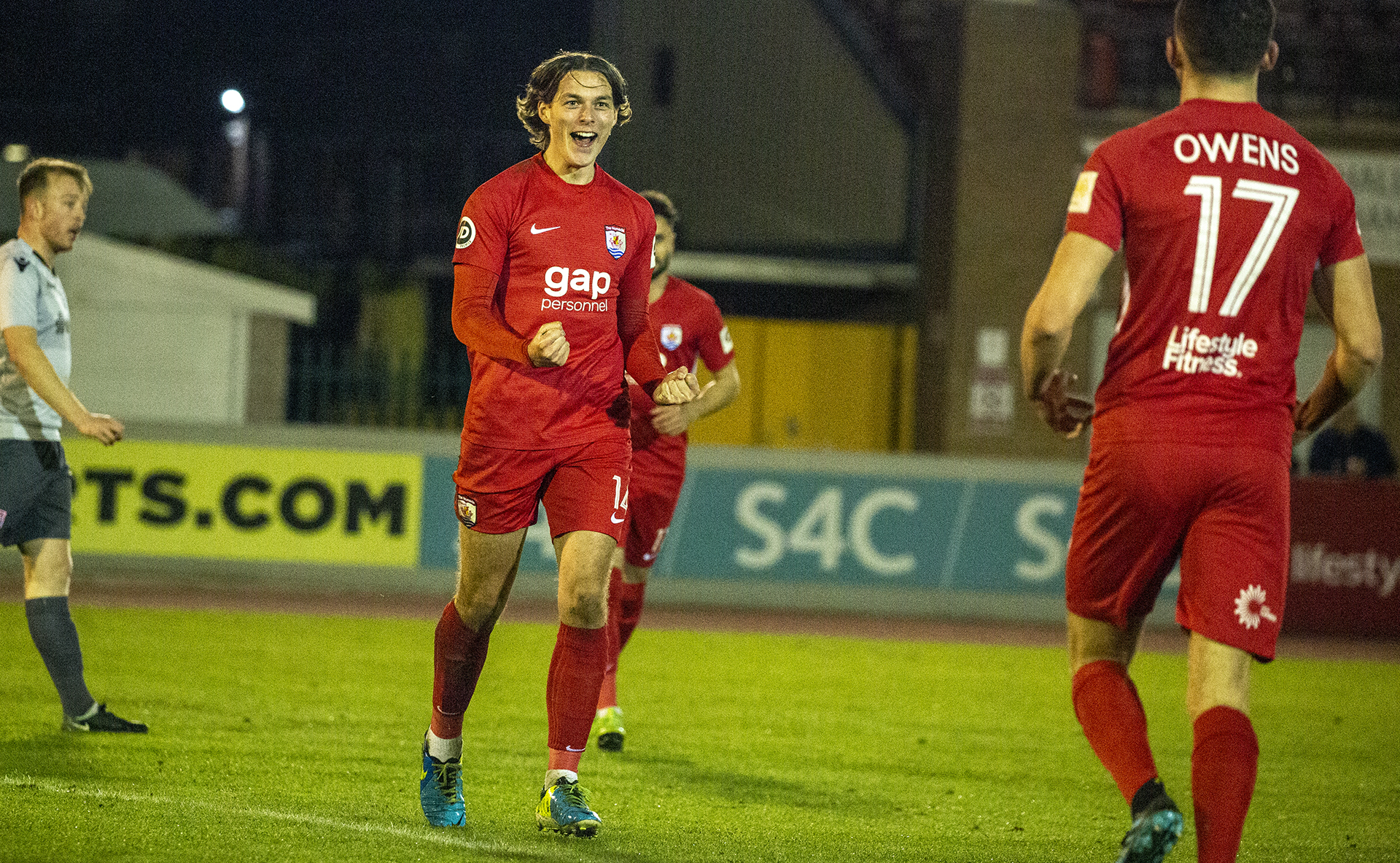 Conor Harwood celebrates with Kris Owens | © NCM Media