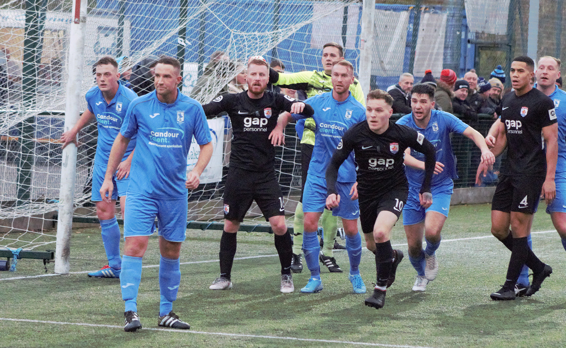 The Nomads await an incoming corner | Photo: Andrew Rees