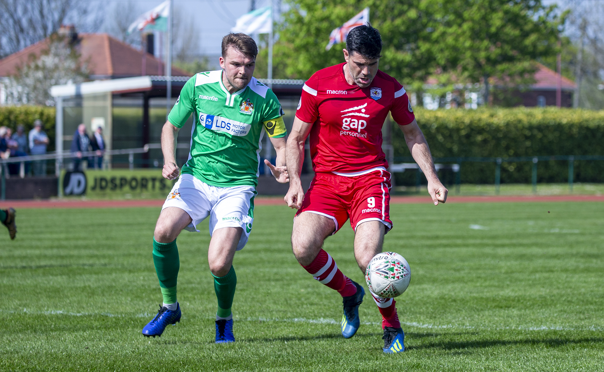 Mike Wilde battles for possession against Barry | © NCM Media