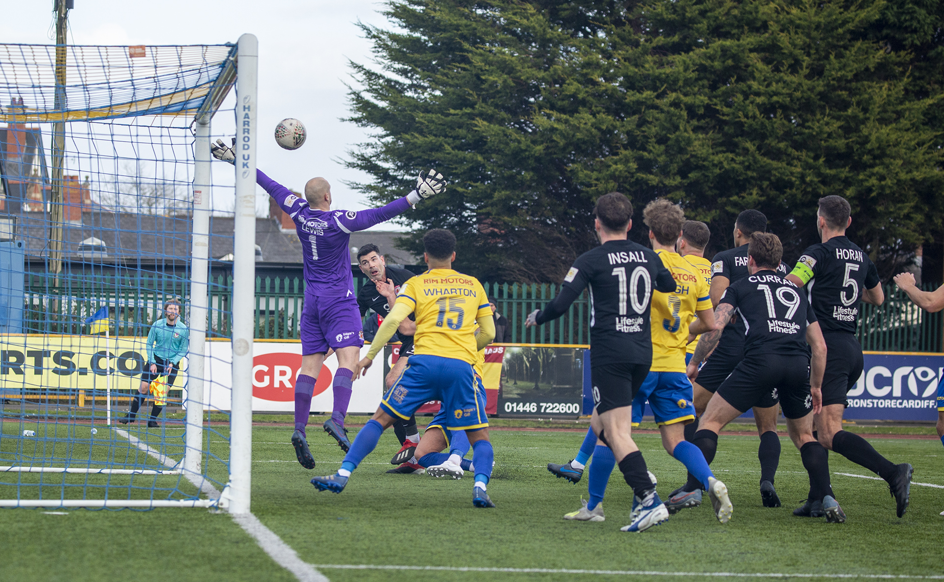 Mike Wilde sees his header rebound off the crossbar | © NCM Media