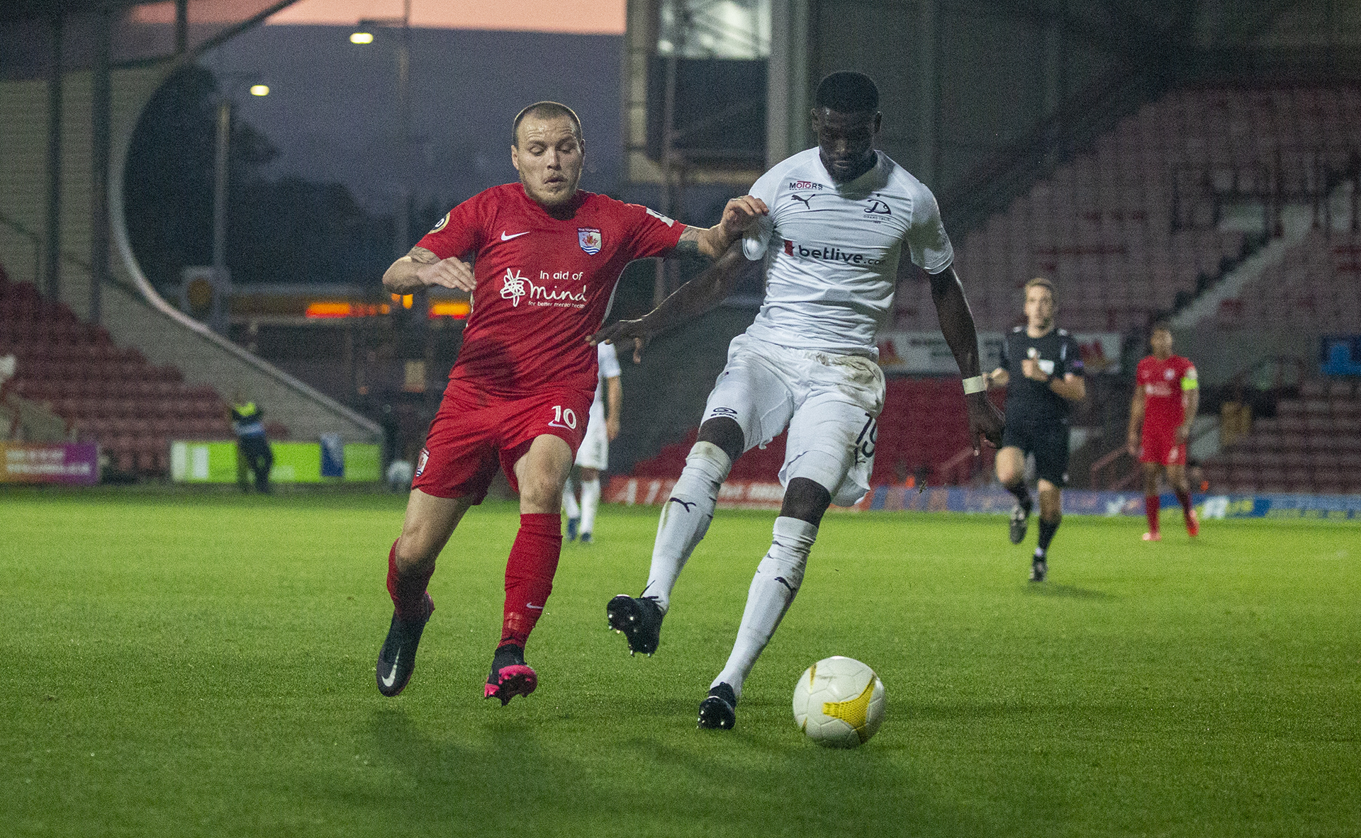 Jamie Insall battles for possession | © NCM Media