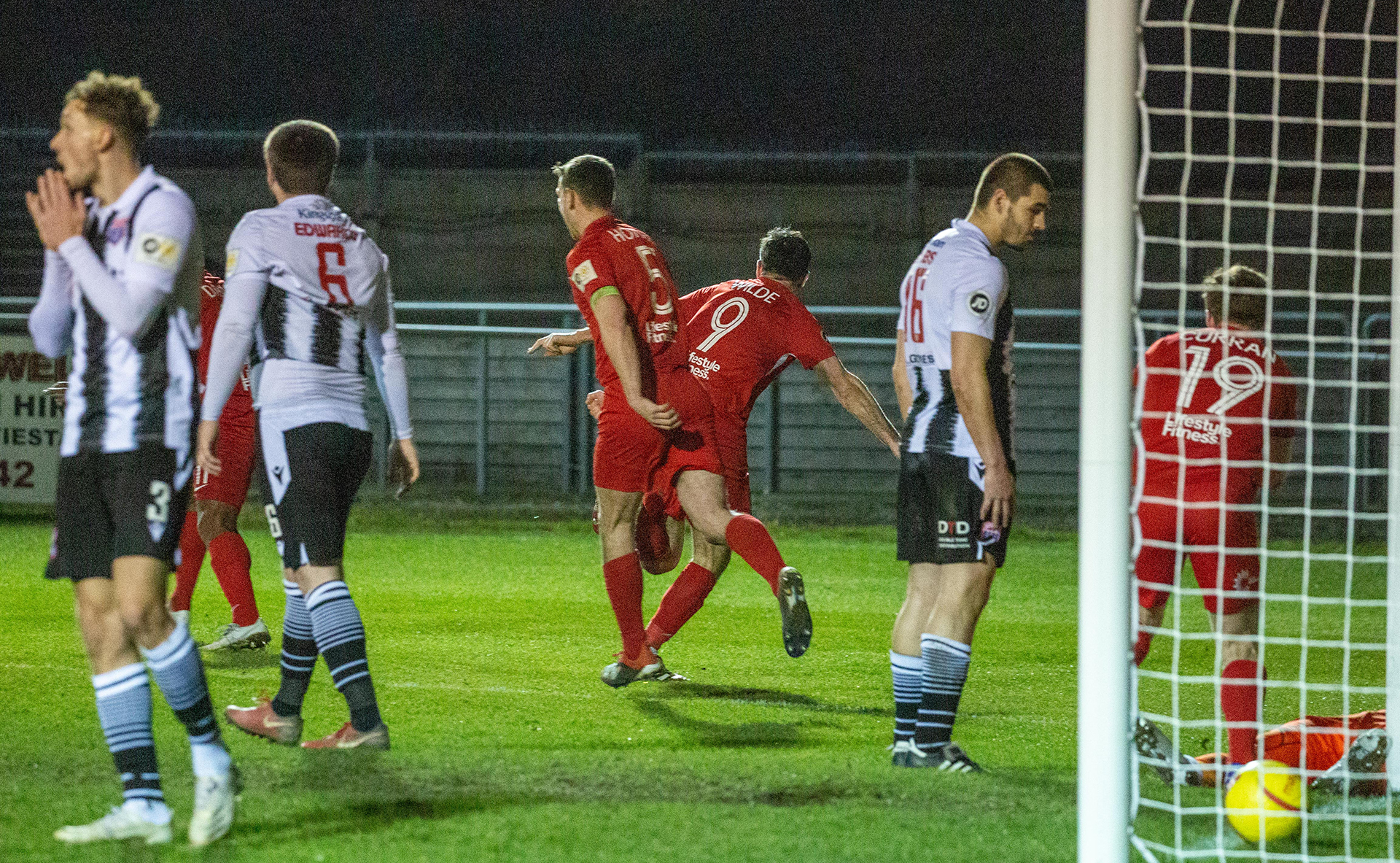 Mike Wilde celebrates his winning goal | © NCM Media